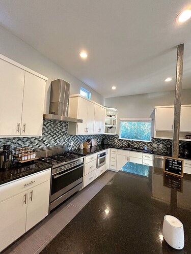 Chic Modern 3-bedroom Condo  in Central Austin