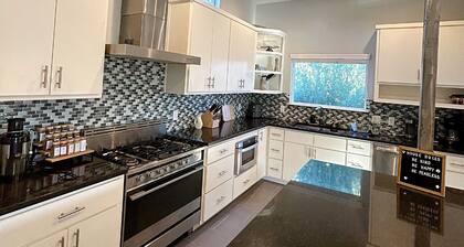 Chic Modern 3-bedroom Condo in Central Austin