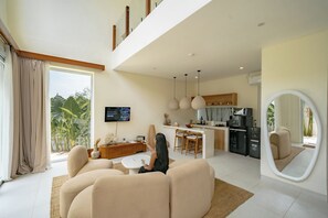 Villa – deluxe, terrasse, bassengutsikt | Oppholdsrom | En 42-tommers Flatskjerm-TV med kabel-kanaler