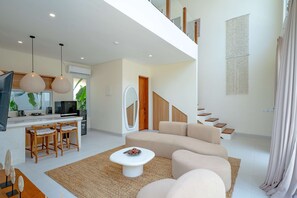 Villa Deluxe, patio, vistas a la piscina | Zona de estar | Televisión de pantalla plana de 42 pulgadas con canales por cable