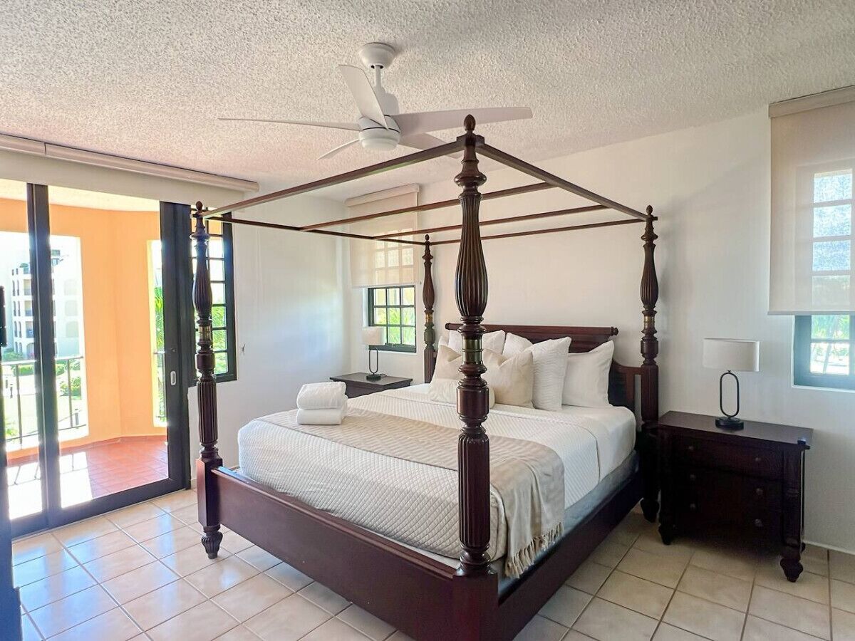 Desk, travel crib, free WiFi, bed sheets