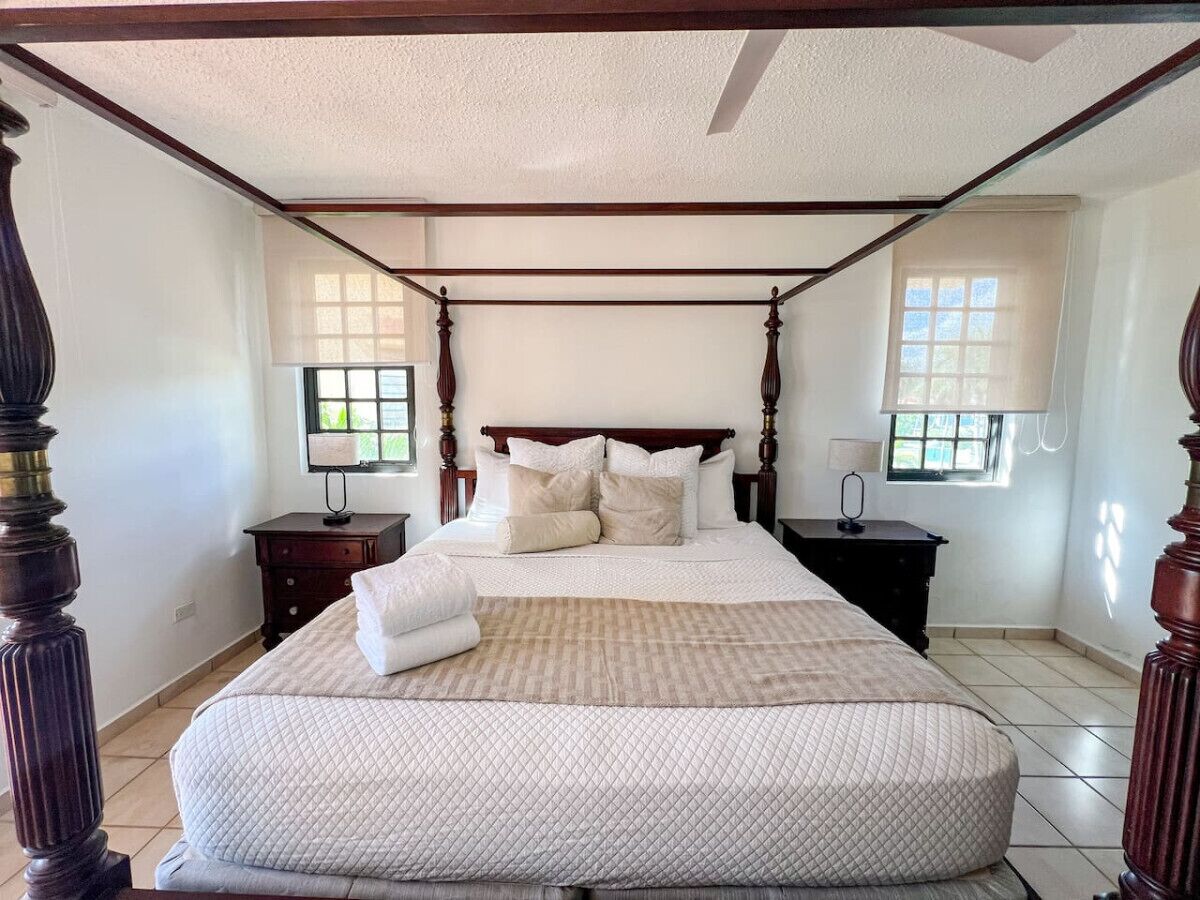 Escritorio, cuna de viaje, wifi gratis y ropa de cama 