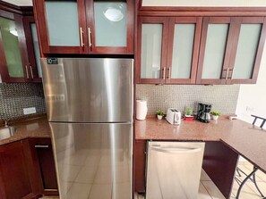 冷蔵庫、電子レンジ、オーブン、コンロ