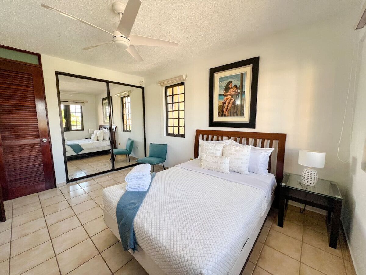 Desk, travel crib, free WiFi, bed sheets