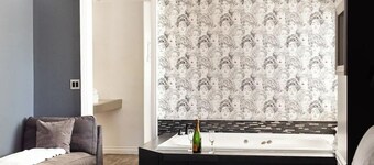 "Magic Midnight" Hotel Suite with AC/Heating & Indoor Jetted Tub 