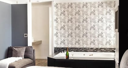 "Magic Midnight" Hotel Suite with AC/Heating & Indoor Jetted Tub