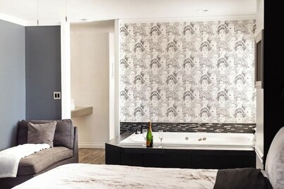 "Magic Midnight" Hotel Suite with AC/Heating & Indoor Jetted Tub 