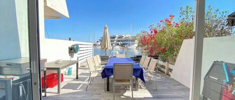 屋外ダイニングエリア