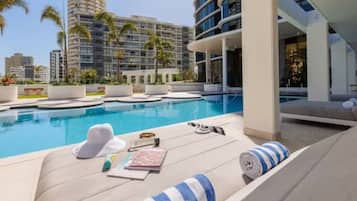 Een binnenzwembad en een verwarmd zwembad