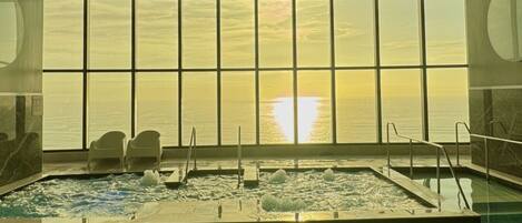 Piscina coperta, una piscina riscaldata