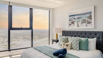 3 slaapkamers, een bureau, een strijkplank/strijkijzer, reisbedje