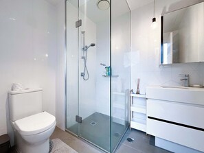 Dusch, hårtork och handdukar