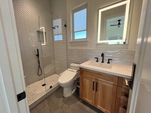 Shower, hair dryer, bidet, towels