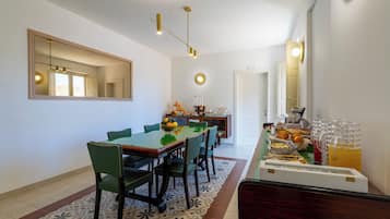 Bao gồm bữa sáng buffet hàng ngày