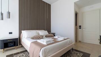 Deluxe-dobbeltværelse - privat badeværelse - byudsigt (Verga) | Italienske lagner fra Frette, premium-sengetøj, senge med topmadrasser