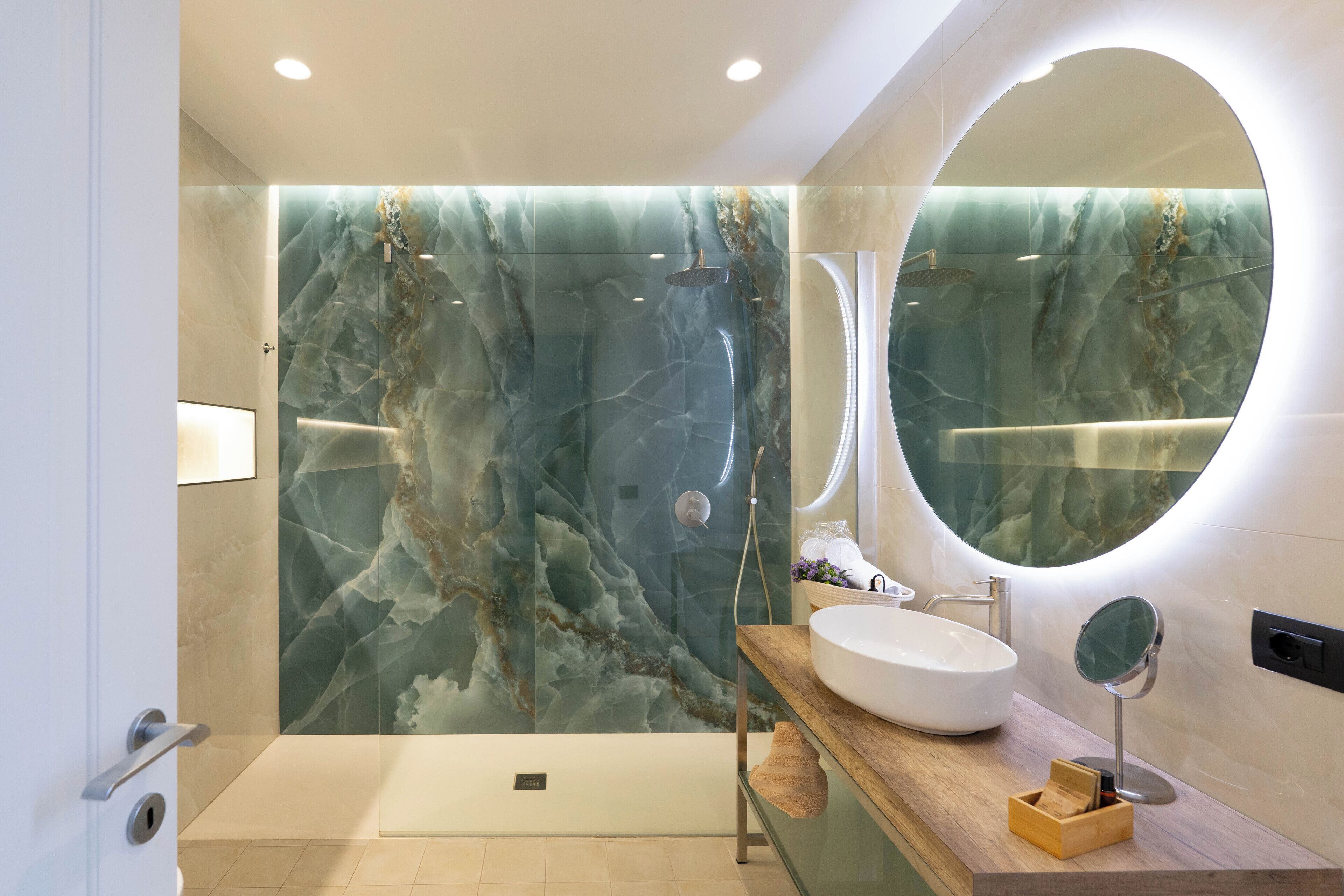 Luxe tweepersoonskamer, privébadkamer, uitzicht op binnenplaats (Tomasi di Lampedusa) | Badkamer | Gratis toiletartikelen, een haardroger, pantoffels, een bidet