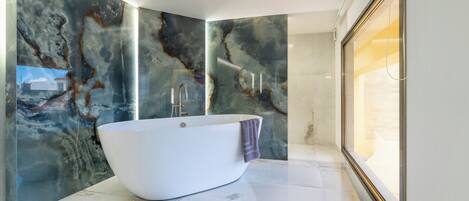 Dobbeltrom – premium, privat bad, bakgårdsutsikt (Camilleri) | Bad | Toalettartikler (inkludert), hårføner, tøfler og bidé