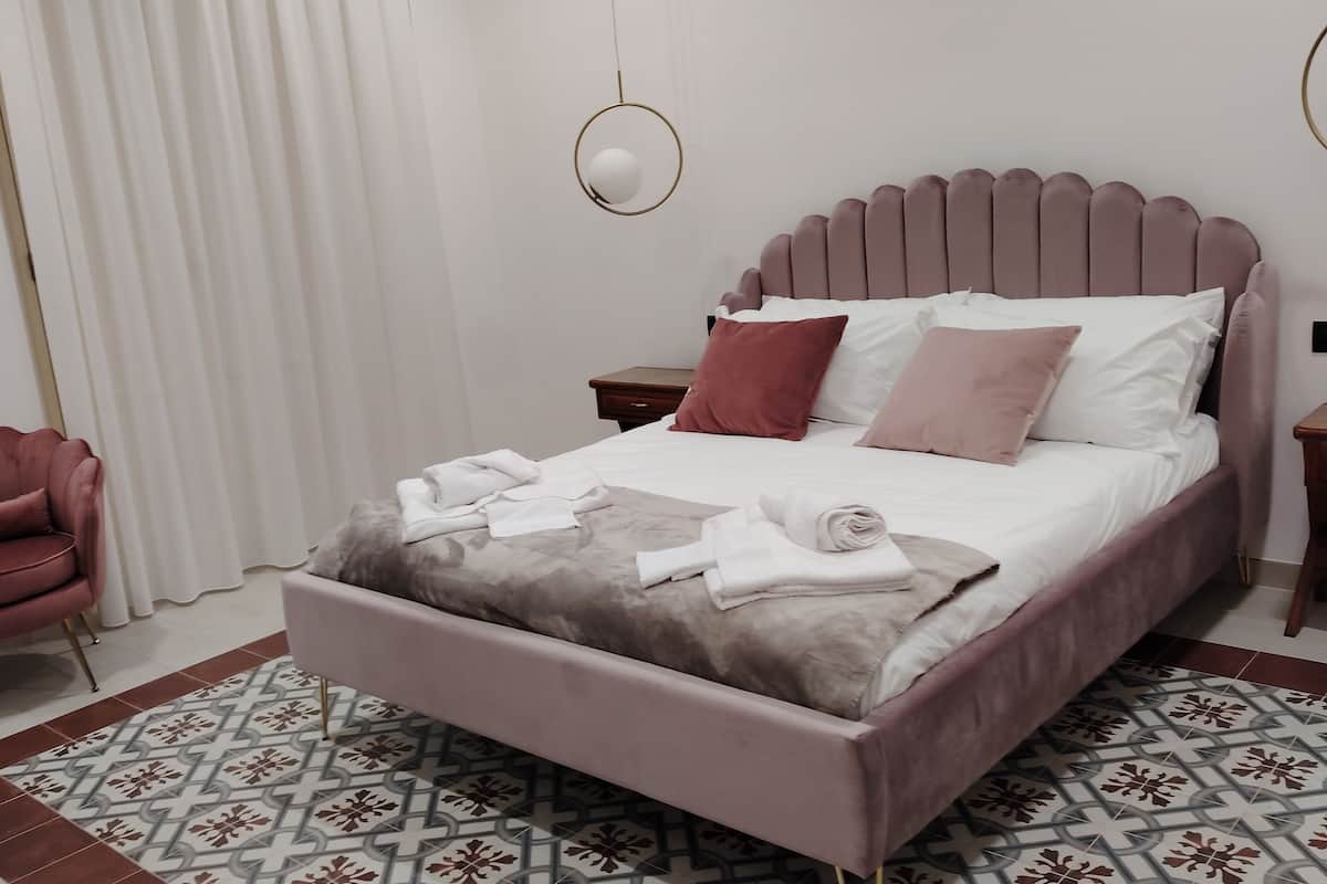 Frette Italian sheets, premium bedding, pillowtop beds, minibar
