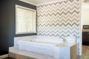 Douche, baignoire à jets, sèche-cheveux, serviettes fournies