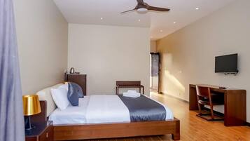 Dobbeltrom – deluxe, balkong | Minibar, safe på rommet, individuelt dekorert og individuelt innredet