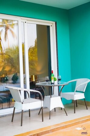 Chambre Deluxe double, balcon, vue sur la piscine | Aire de séjour | Téléviseur à DEL de 32 po avec chaînes spécialisées, foyer