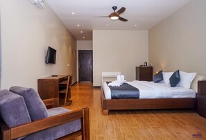 Kamar Double Deluks, balkon | Minibar, brankas, dan didekorasi berbeda-beda
