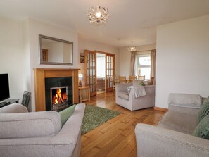 Una televisión, un futbolín