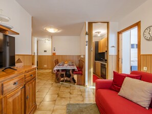 TV - Nice apartment for 5 people with WIFI, TV and balcony (Canazei)