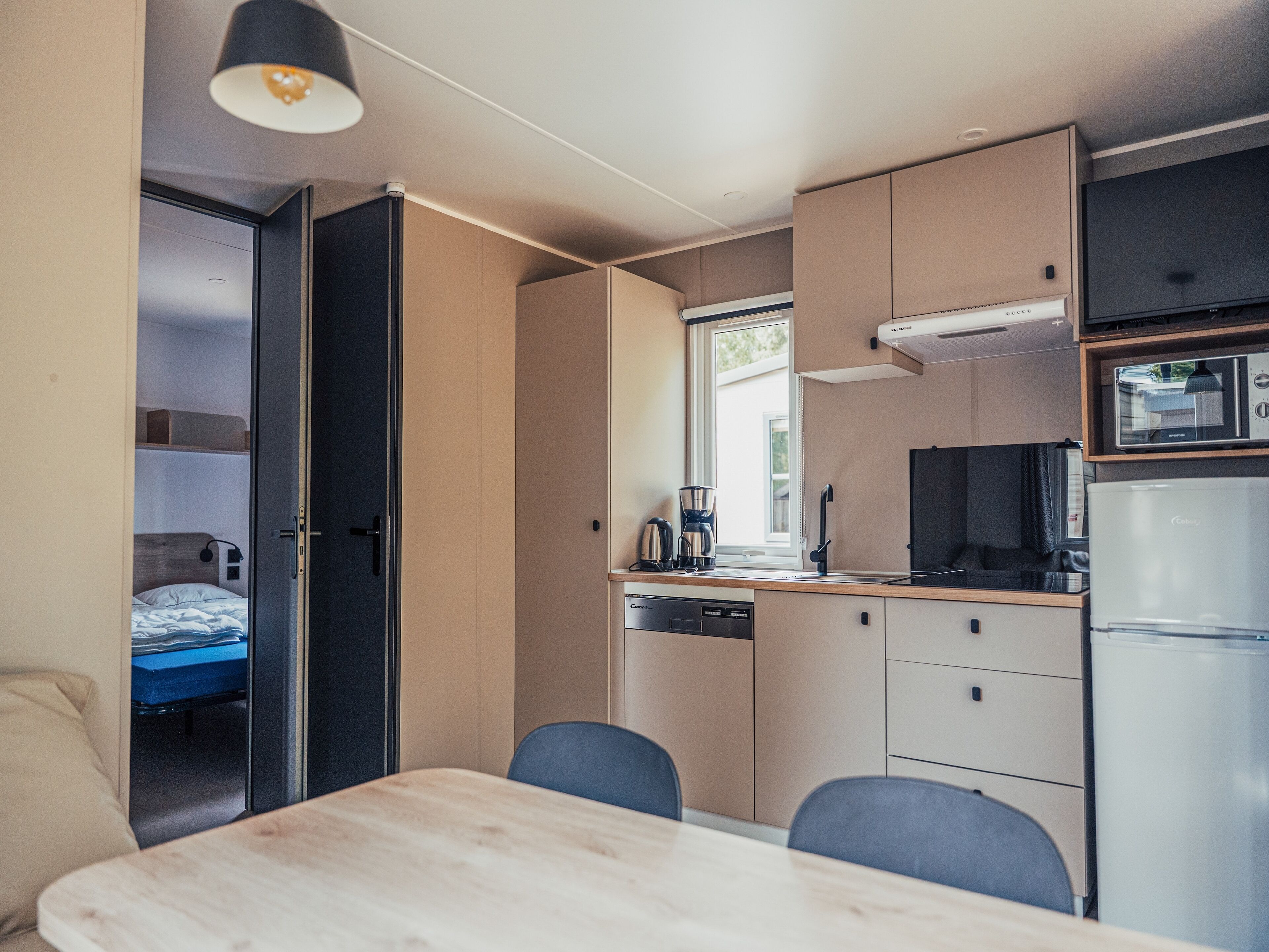 Refrigerador, microondas, placa de cocina, lavavajillas