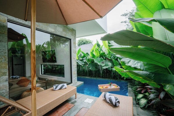 Una piscina al aire libre