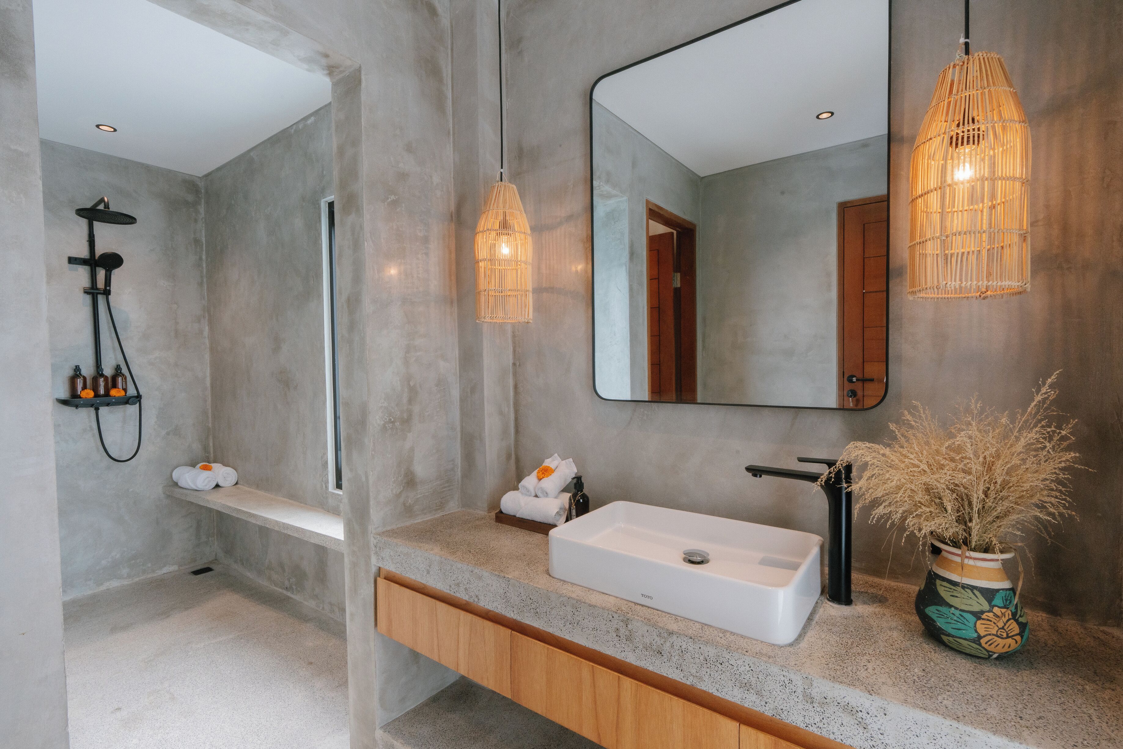 Regadera, amenidades de baño gratuitas, secadora de cabello, toallas 