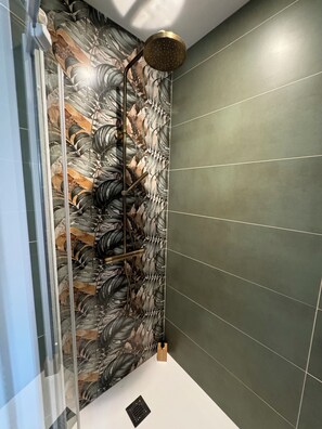 Secador de cabelo, toalhas de banho, sabonete, shampoo