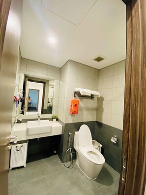 Family Apartment, 2 Bedrooms, Park View | Bathroom