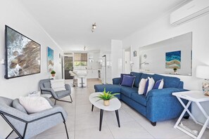 Living area - Palm Beach Waterfront Escape (Palm Beach)
