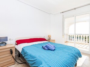2 bedrooms, desk, internet