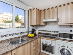 Køleskab, mikrobølgeovn, ovn, køkkentøj/tallerkener/redskaber