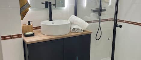 Douche, séchoir à cheveux, serviettes fournies, savon