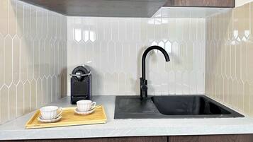 Frigorífico, microondas, placa de cocina y cafetera o tetera