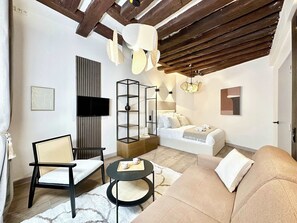 Desk, iron/ironing board, travel crib, WiFi - Notre-Dame - Deluxe studio for 4 (Paris)