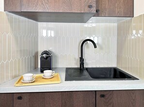 Réfrigérateur, micro-ondes, plaque de cuisson, cafetière/bouilloire