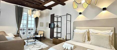 Bureau, fer et planche à repasser, lit parapluie, Wi-Fi