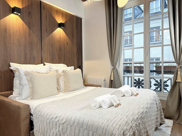 Bureau, fer et planche à repasser, lit de bébé portatif, Wi-Fi