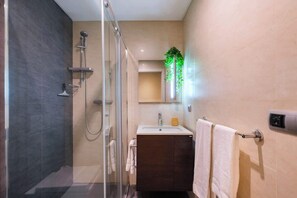 Douche, sèche-cheveux, serviettes fournies