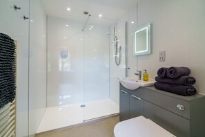 Douche, sèche-cheveux, serviettes fournies