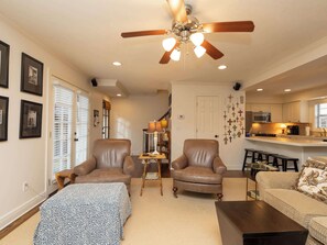 TV, offices - Florence on the Square | Best Playoff Weekend Rate (Oxford)