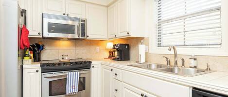 冰箱、微波炉、烤箱、炉灶