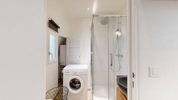 Shower, hair dryer, towels