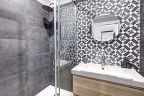 Shower, hair dryer, towels, soap - TBS 332 - Lovely loft, duplex, central Paris (Paris)