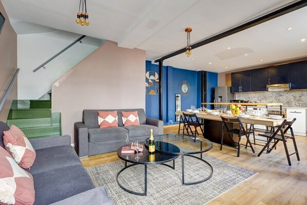 TV - TBS 332 - Lovely loft, duplex, central Paris (Paris)