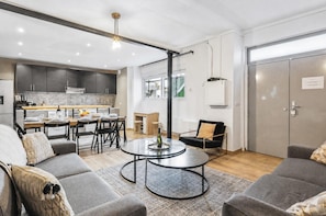 Living area - Suite 332 - Two levels, a table for 12 (Paris)